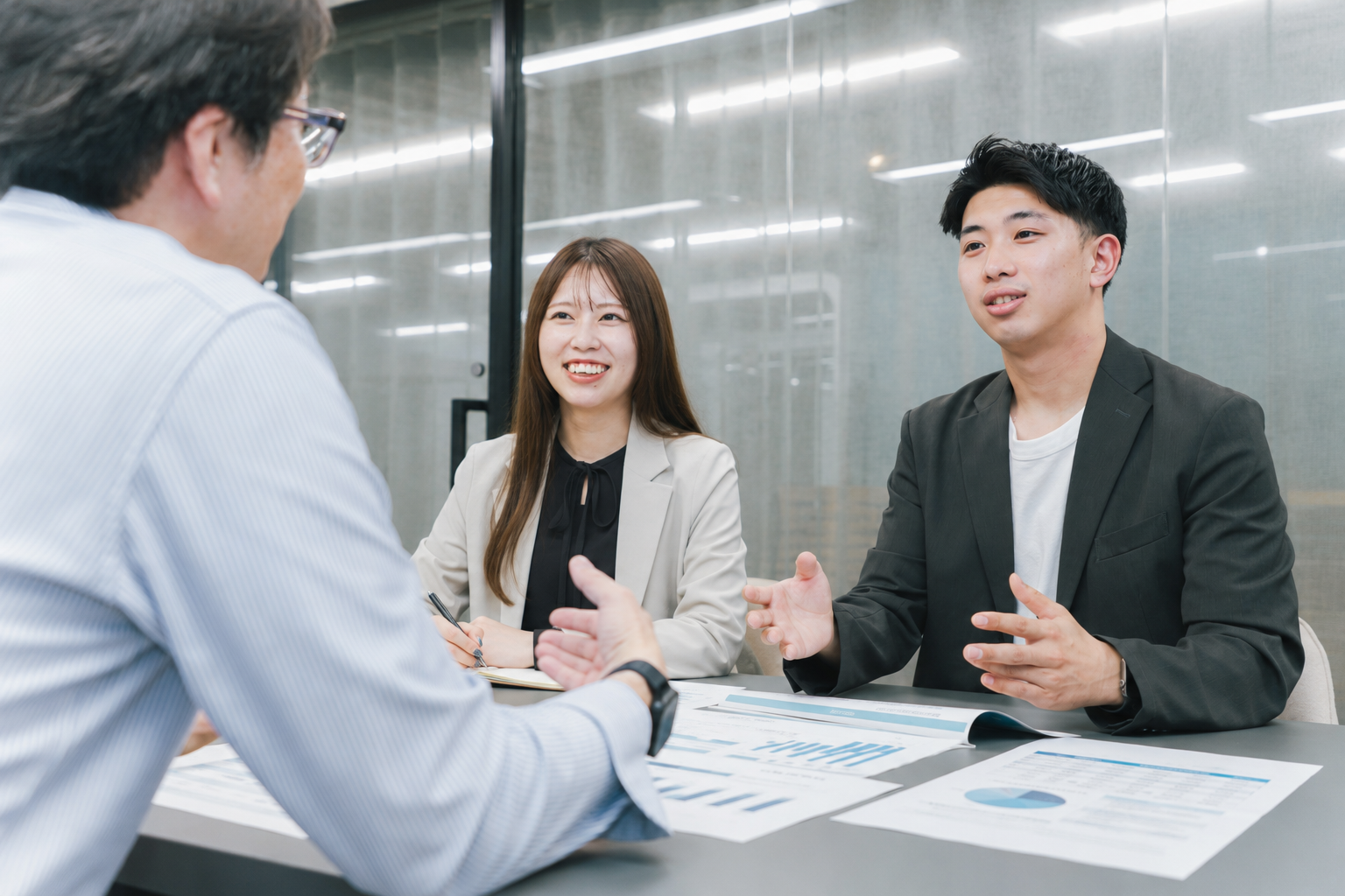 イベント後の結果を振り返り、改善点を話し合うField Salesメンバー