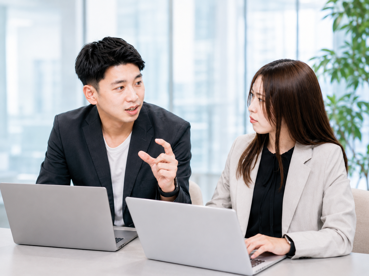 ノートPCを前に会話するリアルマーケティング事業部のメンバー