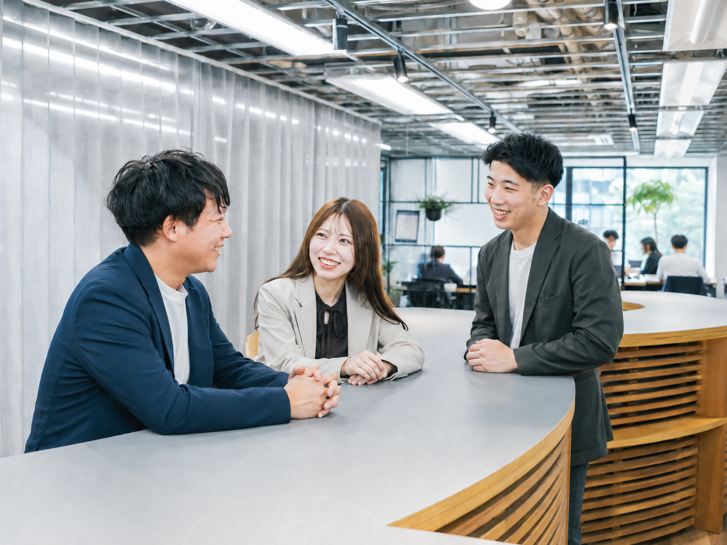 明るいオフィスで会話するヒューマンリソースチームのメンバー